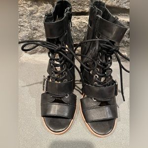 Black Steve Madden Jackson Size 5.5 Ties up in the front 3” Heel Gently used